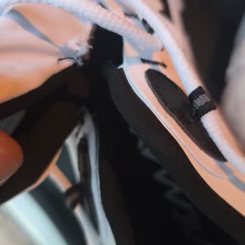 Sneakersonline.tr Orijinalliği Şüpheli ve Kusurlu Ayakkabı Satışı, Satıcı İadeyi Reddediyor