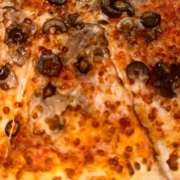 Domino's Pizza Olgunlaşmış Peynir Kenarlı Pizza Kenarı Boş Ve Malzemeler Eksik