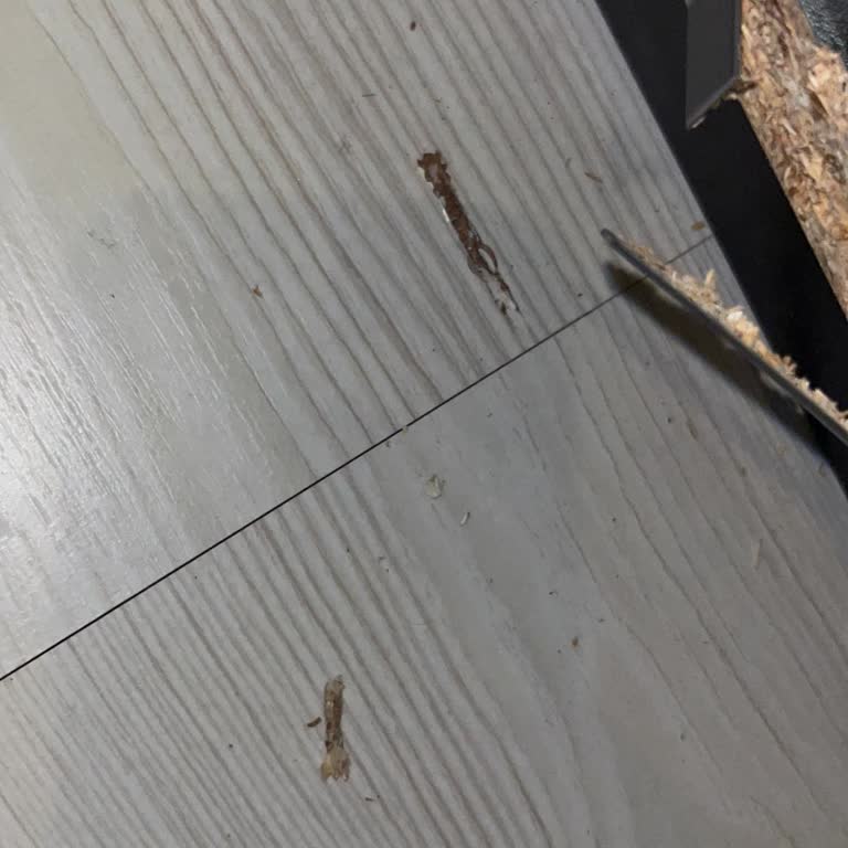 Konfor Mobilya Aynayı Bantla Yapıştırmışlar