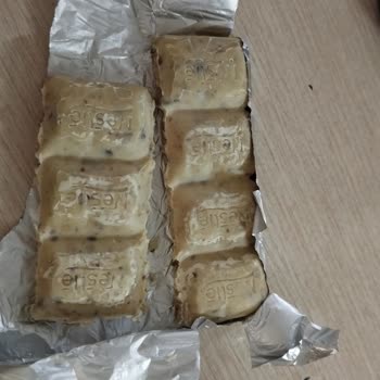 Nestle Baklava Kare Çikolatası Aşırı Yağlı Ve Beyazlamış