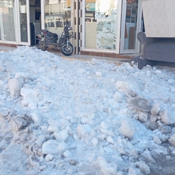 Dükkanları Engelleyen Kar Yığınları İçin Belediye Ekiplerinden Acil Cevap Bekleniyor