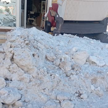 Dükkanları Engelleyen Kar Yığınları İçin Belediye Ekiplerinden Acil Cevap Bekleniyor