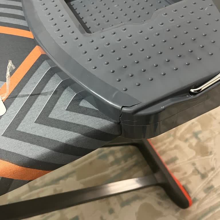 Kırık Ütü Masası Ve Saygısız Müşteri Temsilcisi