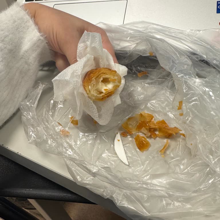 Mecidiyeköy Metro Migros Jet Böreğinde Plastik Parça Tespit Edildi