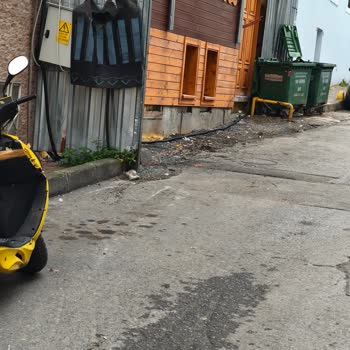 Kaldırım Eksikliği Nedeniyle Yan Bina Önünde Sürekli Su Basması Ve Maddi Hasar