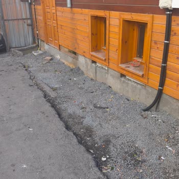 Kaldırım Eksikliği Nedeniyle Yan Bina Önünde Sürekli Su Basması Ve Maddi Hasar