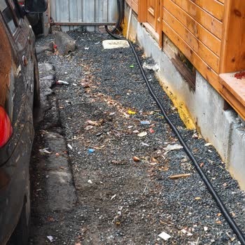 Kaldırım Eksikliği Nedeniyle Yan Bina Önünde Sürekli Su Basması Ve Maddi Hasar