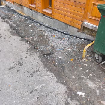 Kaldırım Eksikliği Nedeniyle Yan Bina Önünde Sürekli Su Basması Ve Maddi Hasar