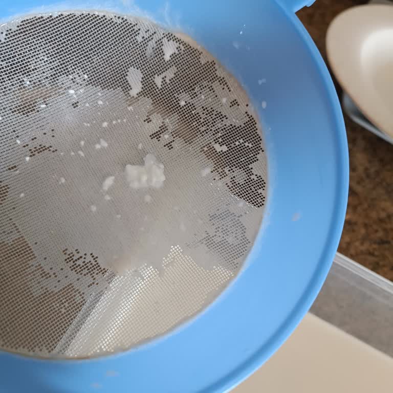 Birşah Tam Yağlı Sütünde Peynir Parçaları Çıkması Sağlık Korkusuna Yol Açıyor