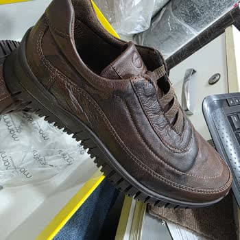 İkaria Ayakkabının Derisinde Kabarma Ve Sanki Islanmış Gibi Bir Görüntü Oluştuğunu Fark Ettim