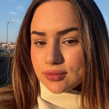 Kadıköy Klinik'te Dudak Dolgusu Asimetrisi Ve İletişim Sorunu