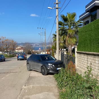 Kaldırıma Park Eden Araç Okul Çıkışında Çocukları Tehlikeye Atıyor