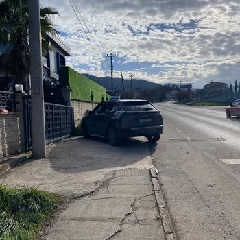 Kaldırıma Park Eden Araç Okul Çıkışında Çocukları Tehlikeye Atıyor