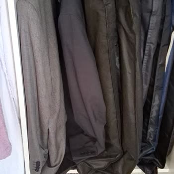 Modalife Cebeci Şubesinde Dar Ve Kısa Gardırop Bölmeleri Gömlek Ve Takım Elbiseyi Asmayı Engelliyor