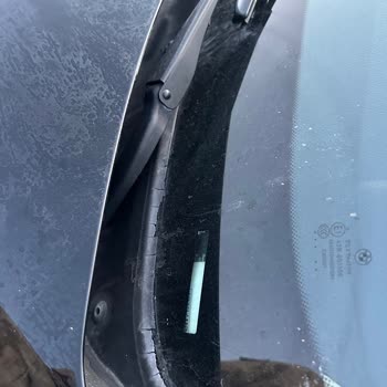 BMW 320d Ön Cam Fitil Ve Plastik Aksamların Kronik Bozulması Ücretsiz Parça Değişimi Talebi