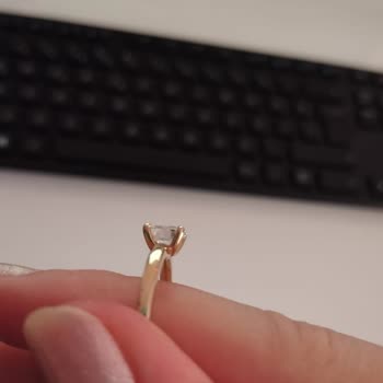 Pırlanta Yüzükte Büyük Siyah Leke Ve Mağaza Normal Diyor