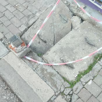 Bursa Gemlik'te Kırık Rögar Kapağı Ve Su Birikimi Sorunu Yetkili Tarafından Reddedildi