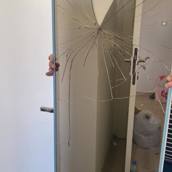 Kırık Aynalı Kapak Ve Çizik Çekmece İçin Ücretsiz Değişim Talebi