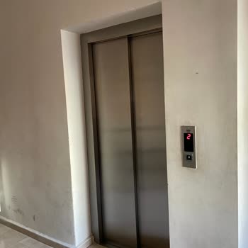 Bel Fıtığı Olan Müşteriye Ağır Kargo Asansörsüz Bırakıldı