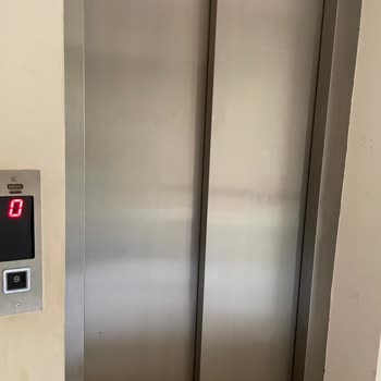 Bel Fıtığı Olan Müşteriye Ağır Kargo Asansörsüz Bırakıldı