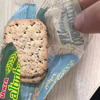 Ülker Altınbaşak Light Çörekotlu Bisküvi Paketi İçinde Canlı Böcek Bulundu