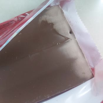 Şok Market Ülker Dido Çikolatasındaki Renk Değişikliği Ve Delikler