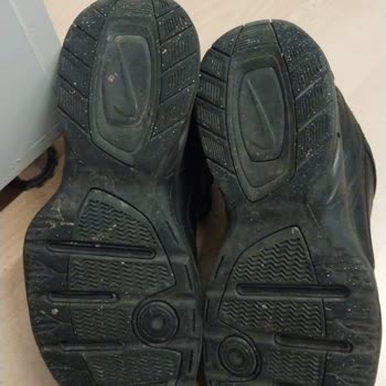 Sert Tabanlı Nike Air Monarch Ayakkabısının Değişim İsteği