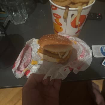 Burger King Çankaya Şubesinde Paket Servis Siparişinde Kalitesiz Hamburger Ve Yanmış Patates