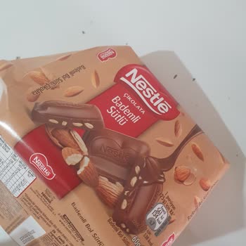 Nestle Bademli Sütlü Çikolata Ambalajı Ve İçeriği Uyumsuz