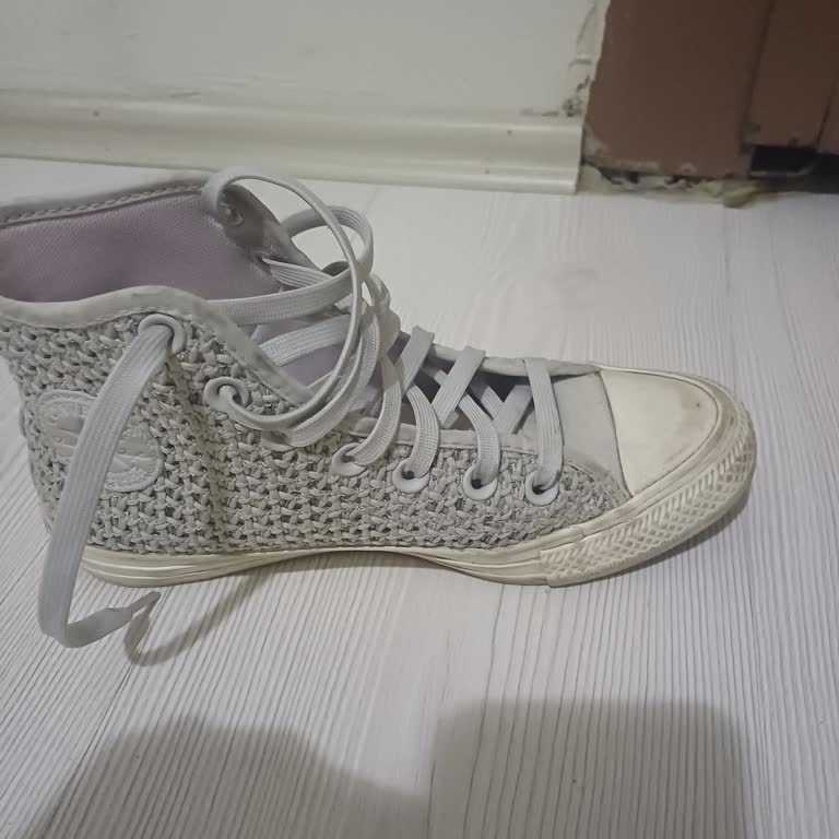 Converse Sneaker'da Serçe Parmağını Yaran Ağrı Ve Değişim Talebi