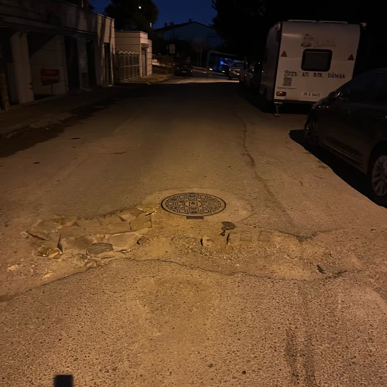 Çiğli Aydınlık Evler Mahallesi Yolunun Acil Onarımı Gerekiyor