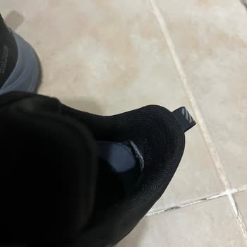 İki Ayda Helly Hansen Ayakkabısının Arka İç Kısmında Yırtılma Ve Ücret İadesi Talebi