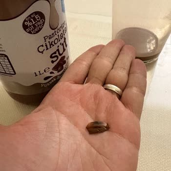 BİM Dost Kakaolu Sütte Plastik Parça Çıktı Çocuklar Risk Altında