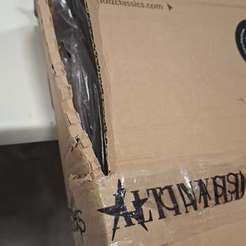 Patlamış Kargo Ve Hasarlı Deri Ceket Hediye Paketi Şikayeti