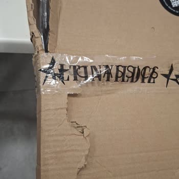 Patlamış Kargo Ve Hasarlı Deri Ceket Hediye Paketi Şikayeti