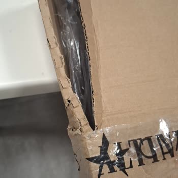 Patlamış Kargo Ve Hasarlı Deri Ceket Hediye Paketi Şikayeti