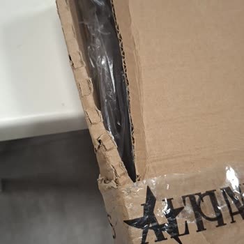 Patlamış Kargo Ve Hasarlı Deri Ceket Hediye Paketi Şikayeti