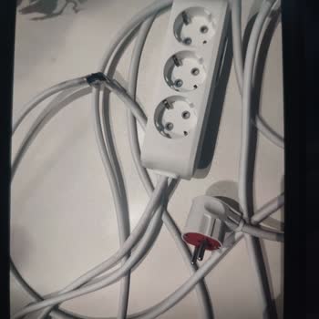 Panasonic Electric Works Yanıcı Uzatma Kablosu Nedeniyle Evde Güvenlik Riski Ve Halı Hasarı