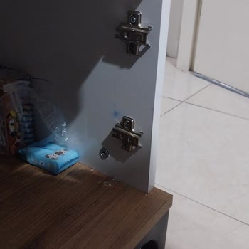 Eksik Ve Uyuşmayan Parçalar Dolabın Kurulumunu Engelliyor