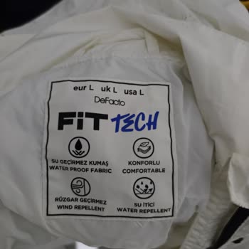 DeFacto Su İtici Ve Rüzgar Geçirmez Olmadığını İddia Eden Montta Yanıltıcı Beyan Ve İade Talebi!