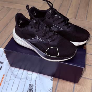 Reebok Ayakkabımda Üretim Hatası: Plastik Parçalar Kumaşa Zarar Verdi