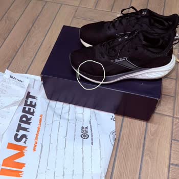 Reebok Ayakkabımda Üretim Hatası: Plastik Parçalar Kumaşa Zarar Verdi