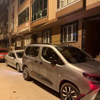 Kaldırıma Usulsüz Araç Parkı Yaya Ve Çocuk Güvenliğini Tehlikeye Atıyor