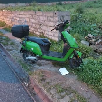 Kaldırımı Kapatan Motor Çocukların Güvenliğini Tehlikeye Atıyor