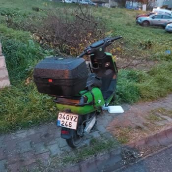 Kaldırımı Kapatan Motor Çocukların Güvenliğini Tehlikeye Atıyor