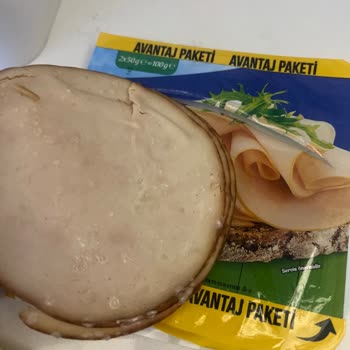 Tarihinde Olmasına Rağmen Küflü Ve Kötü Kokulu Hindi Füme Ürünü