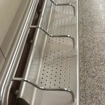Metal Banklar Donuk, Tenteler Yağmur Suyunu İstasyona Sızdırıyor