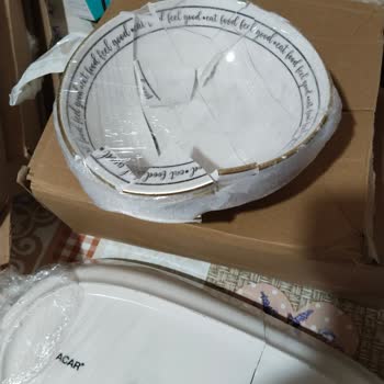 Kırık Tabaklar Ve Eksik Kek Fanusu Kapağı İçin Değişim İsteği