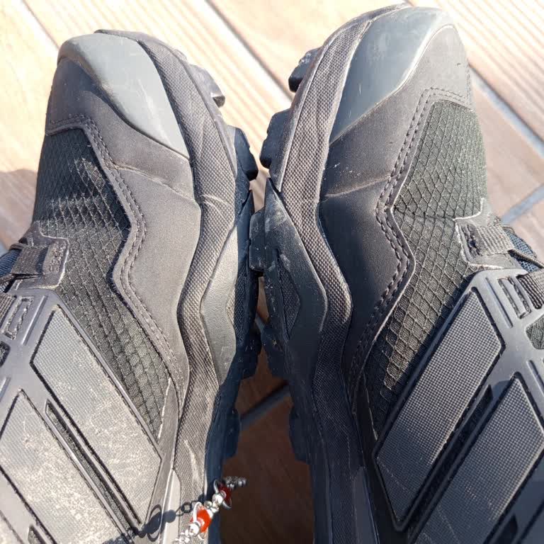 Üretim Kusurlu Adidas Ayakkabılarında Tekrarlayan Çatlamalar Ve 9.500 TL İade Talebi