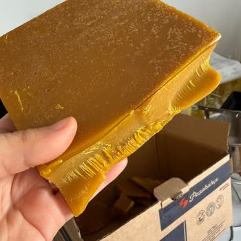 Mum Tedarik Balmumu Benzin Ve Parafin Benzeri Ağır Bir Koku Yayıyor